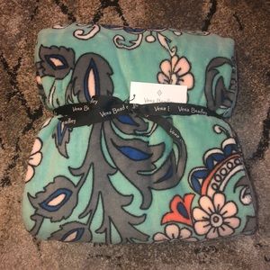 NWT. Vera Bradley Plush Throw Blanket